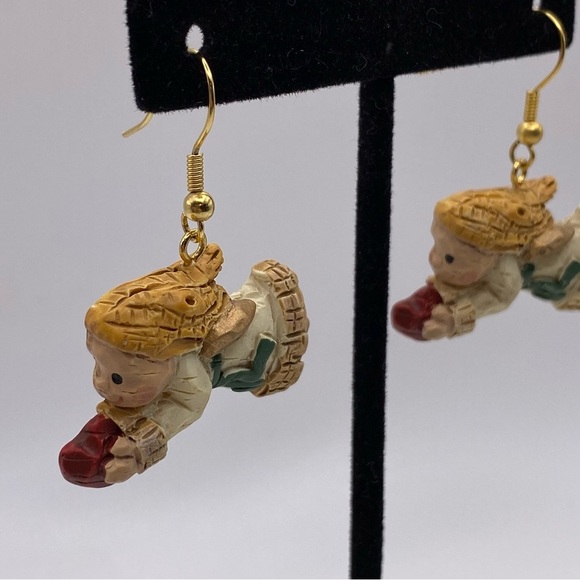 Vintage Angels Carrying Hearts Earrings - Picture 4 of 8